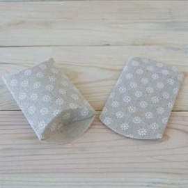12 Estuches Petaca con Flores Blancas